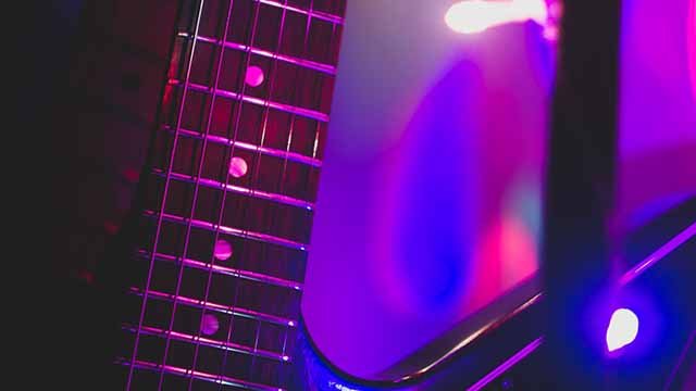 Nahaufnahme einer Gitarre im Proberaum des Musichouse Mönchengladbach